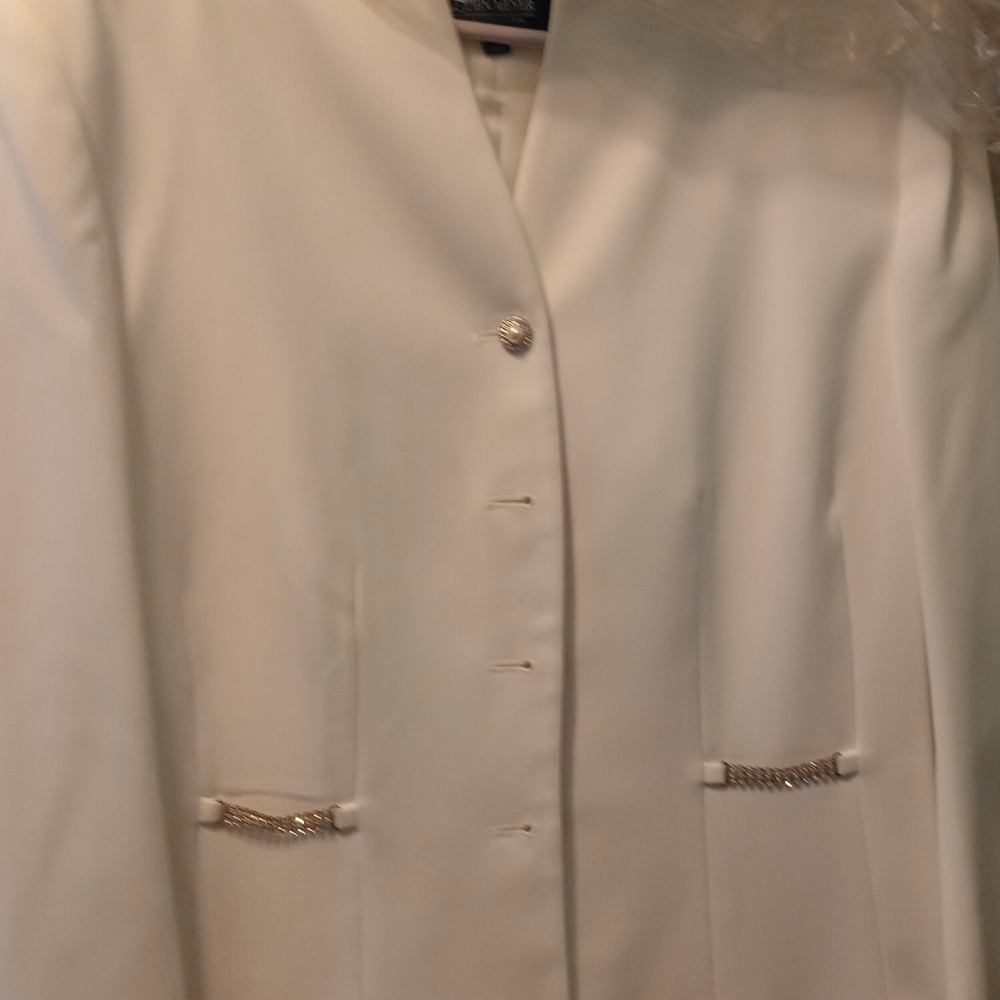 Elegant Women's White Suit. Pretty Suit For A Wedding Ect Really Really Nice.